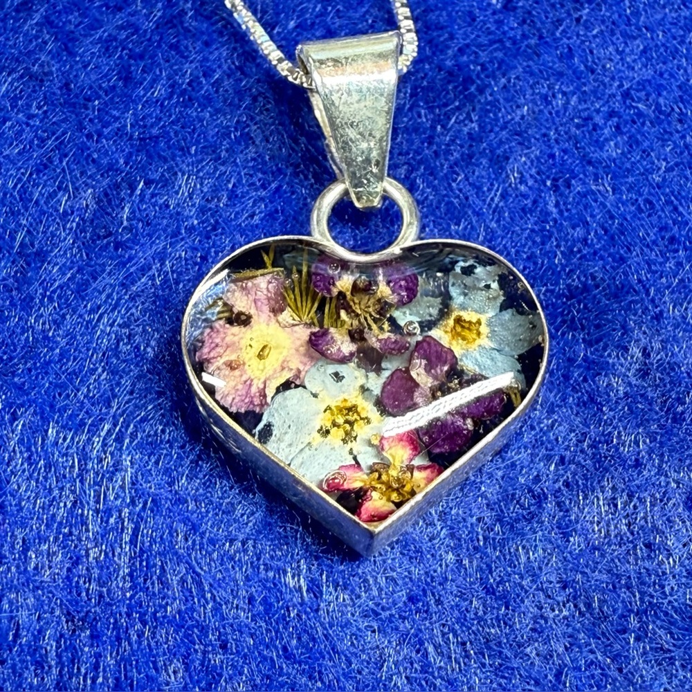 Vintage 925 Sterling Silver 18ā Box Chain with Pressed Flower pendants.